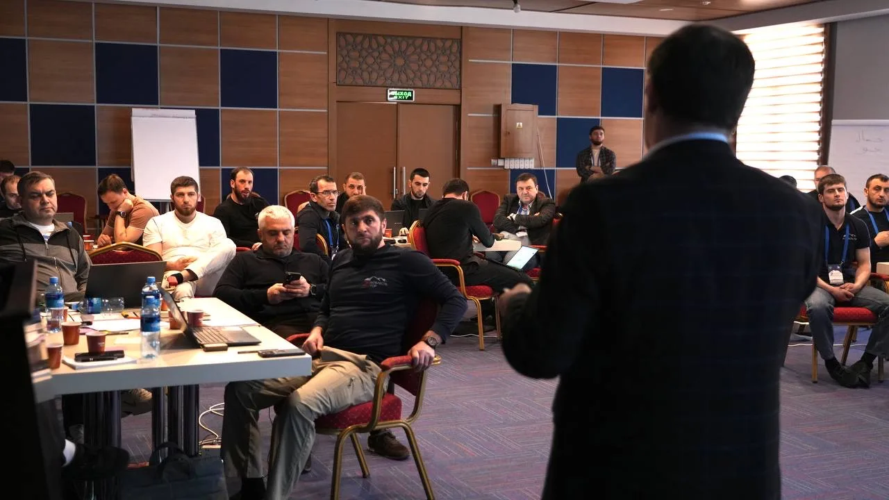 Директор Института дополнительного образования ДГУ Гарун Султанов провел для участников программы «Доблесть гор» лекцию, посвященную внедрению нейросетей в работу органов власти