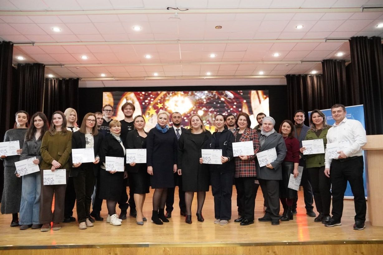 Участник программы «Доблесть гор» Ахмед Магомедов вместе с председателем Комитета Народного Собрания РД по образованию и науки Еленой Павлюченко вручили благодарственные письма педагогам профильной образовательной смены «Альтаир. Зима 2026. ВСОШ. Регион».
