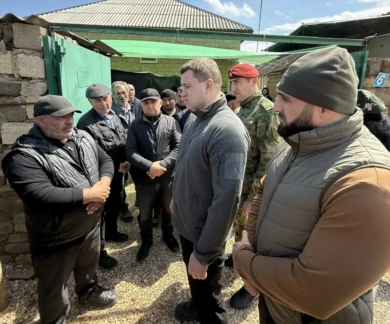 Участник программы «Доблесть гор» Рамазан Гираев вместе с депутатом Госдумы Артемом Бичаевым посетили поселок Мамедкала, пострадавший от стихийного бедствия
