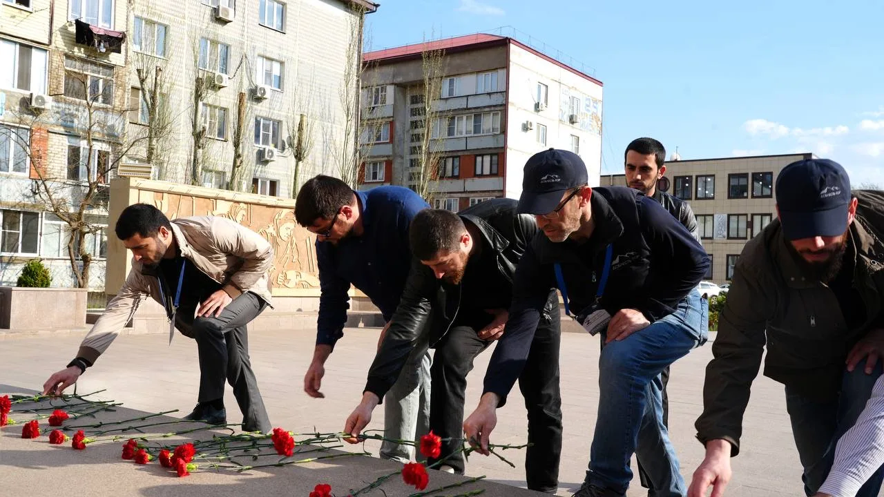 Участники региональной кадровой программы «Доблесть гор» совместно с Героем России, слушателем федерального проекта «Время героев» Энвером Набиевым посетили город Каспийск