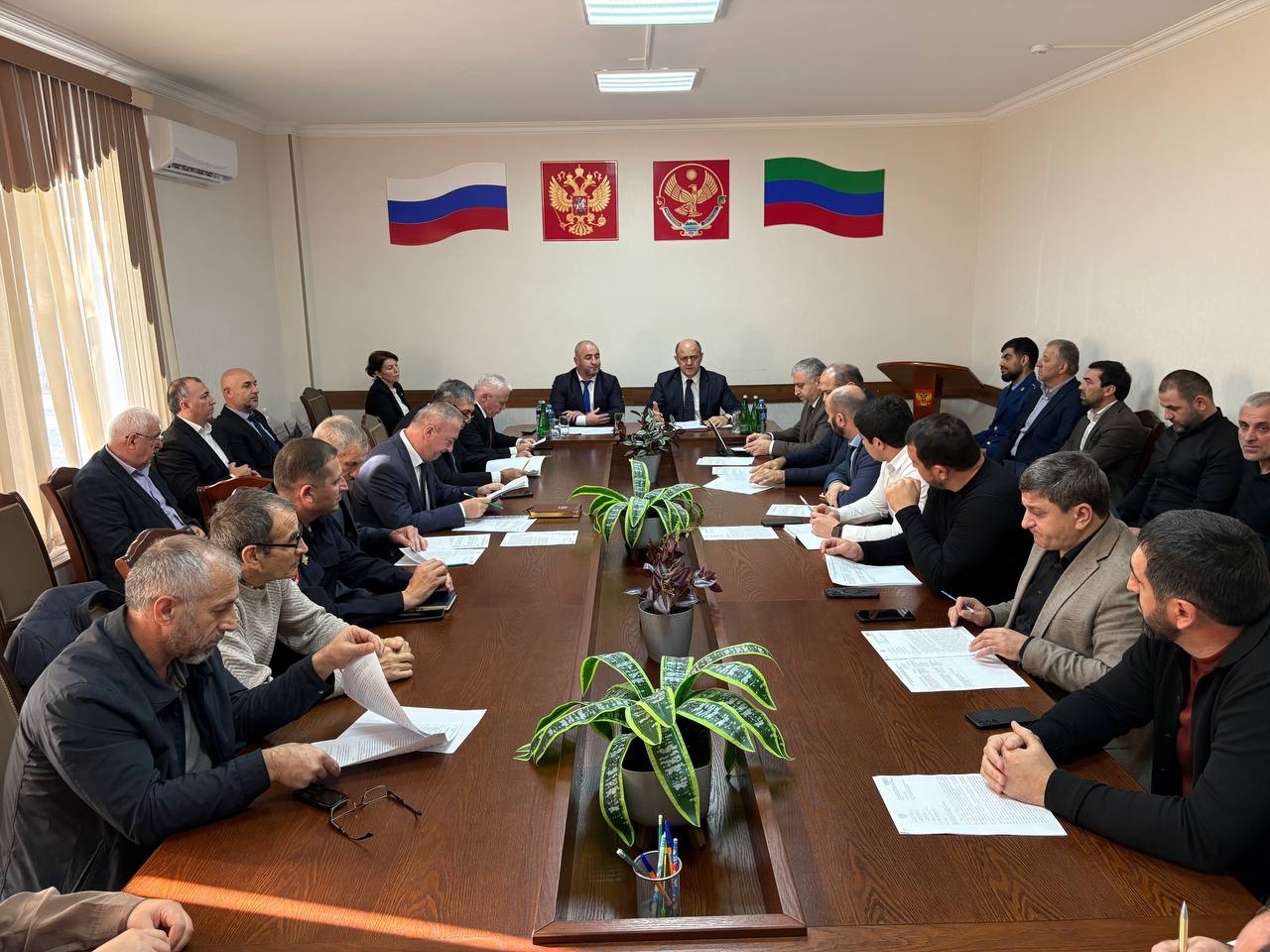 Участник программы «Доблесть гор», ветеран СВО Ших Алиев принял участие в третьей внеочередной сессии Горсобрания Дагестанских Огней