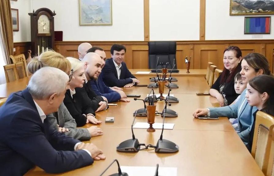 Участник программы «Доблесть гор» Абдулла Магомедов совместно с депутатом Еленой Павлюченко организовали для талантливых школьников экскурсию в Народное Собрание РД