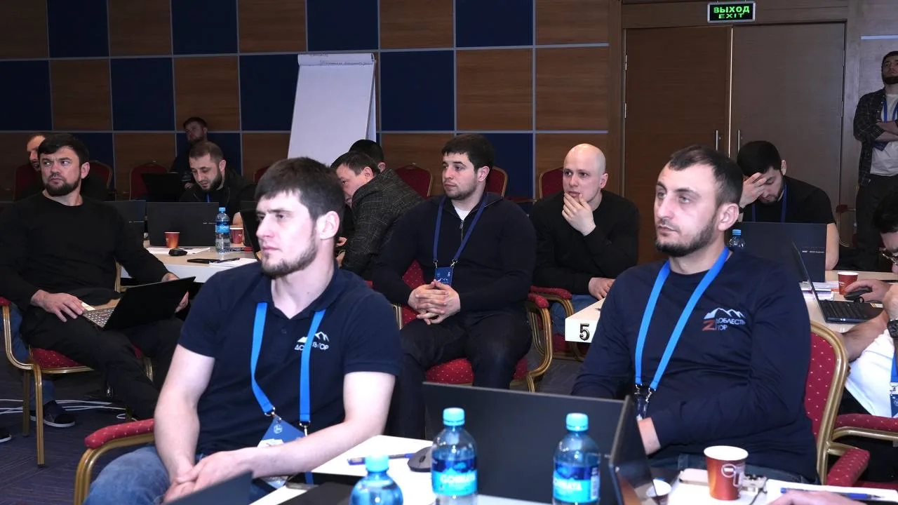 Директор Института дополнительного образования ДГУ Гарун Султанов провел для участников программы «Доблесть гор» лекцию, посвященную внедрению нейросетей в работу органов власти