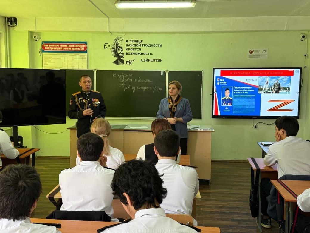 Участник программы «Доблесть гор», начальник отдела по работе с ветеранами и участниками СВО АГиП РД Антон Рычагов провел разговоры о важном в Колледже машиностроения и сервиса им. С. Орджоникидзе.