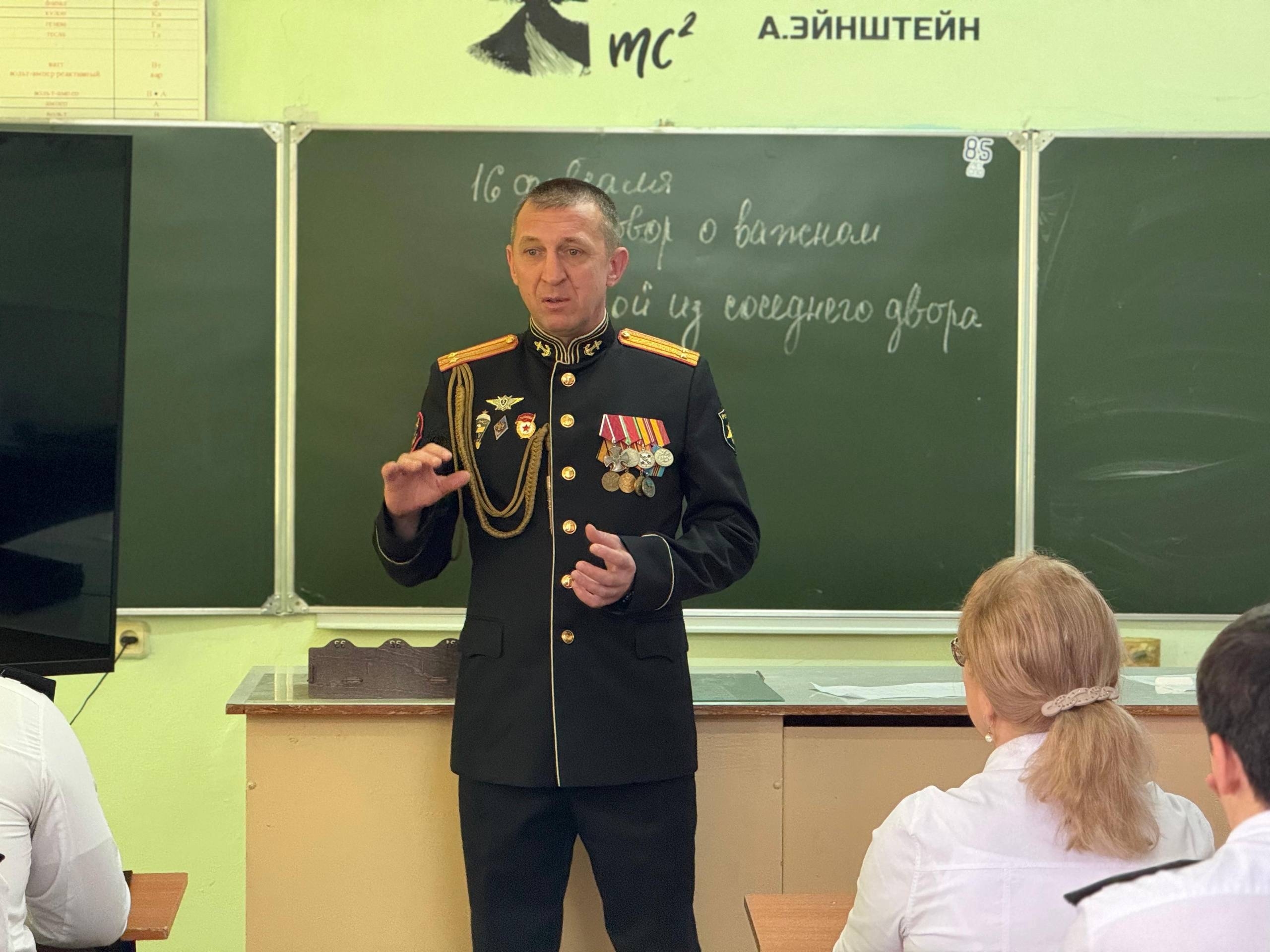 Участник программы «Доблесть гор», начальник отдела по работе с ветеранами и участниками СВО АГиП РД Антон Рычагов провел разговоры о важном в Колледже машиностроения и сервиса им. С. Орджоникидзе.