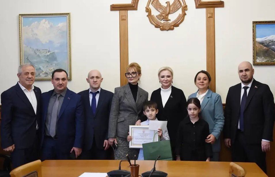 Участник программы «Доблесть гор» Абдулла Магомедов совместно с депутатом Еленой Павлюченко организовали для талантливых школьников экскурсию в Народное Собрание РД